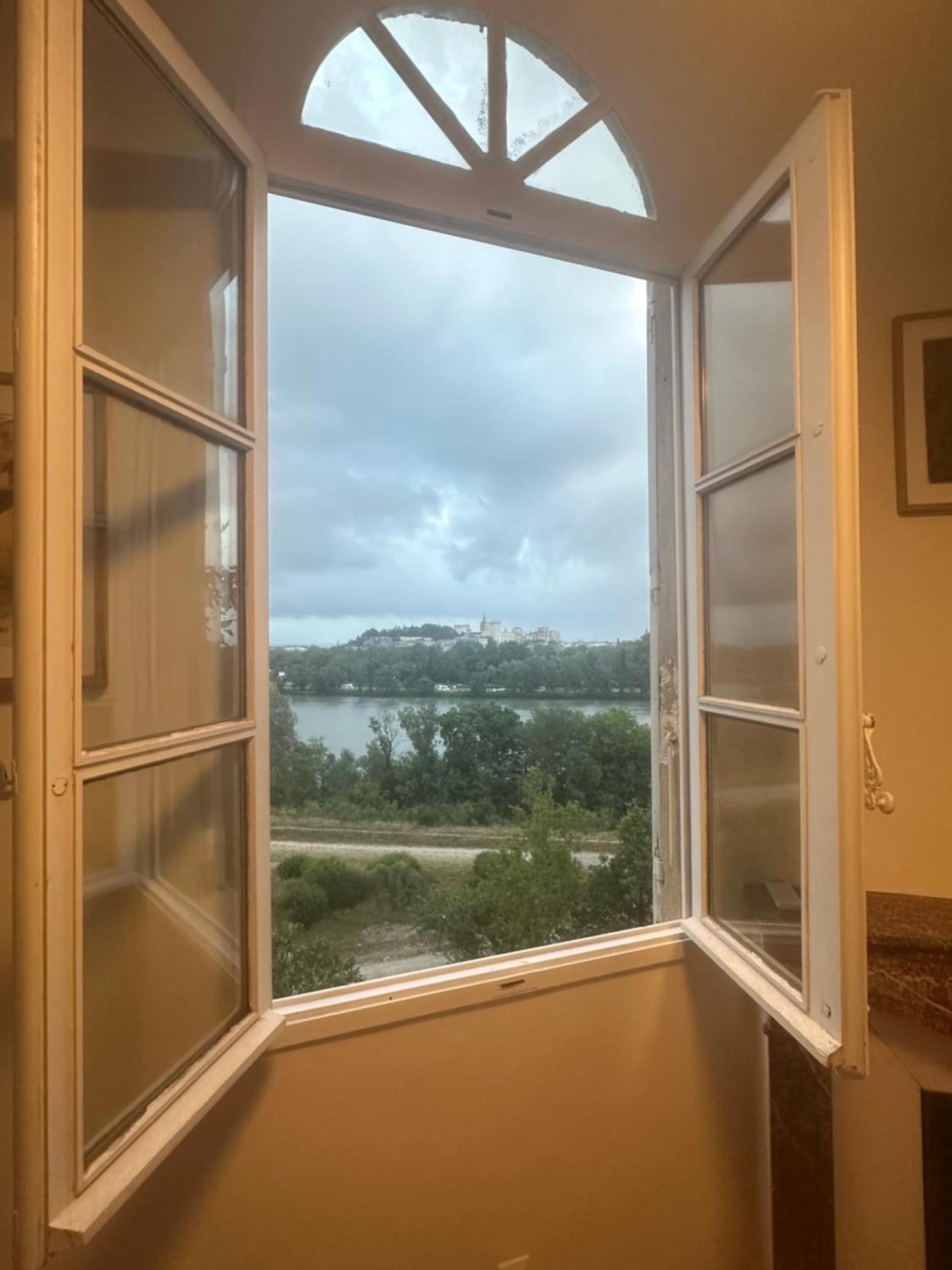 Charmante Petite Maison Avec Vue Panoramique, En Centre Historique, Proche D'Avignon, Ancienne, Renovee, Climatisee, Terrasse, Parking Public Gratuit Villeneuve-lès-Avignon Zewnętrze zdjęcie