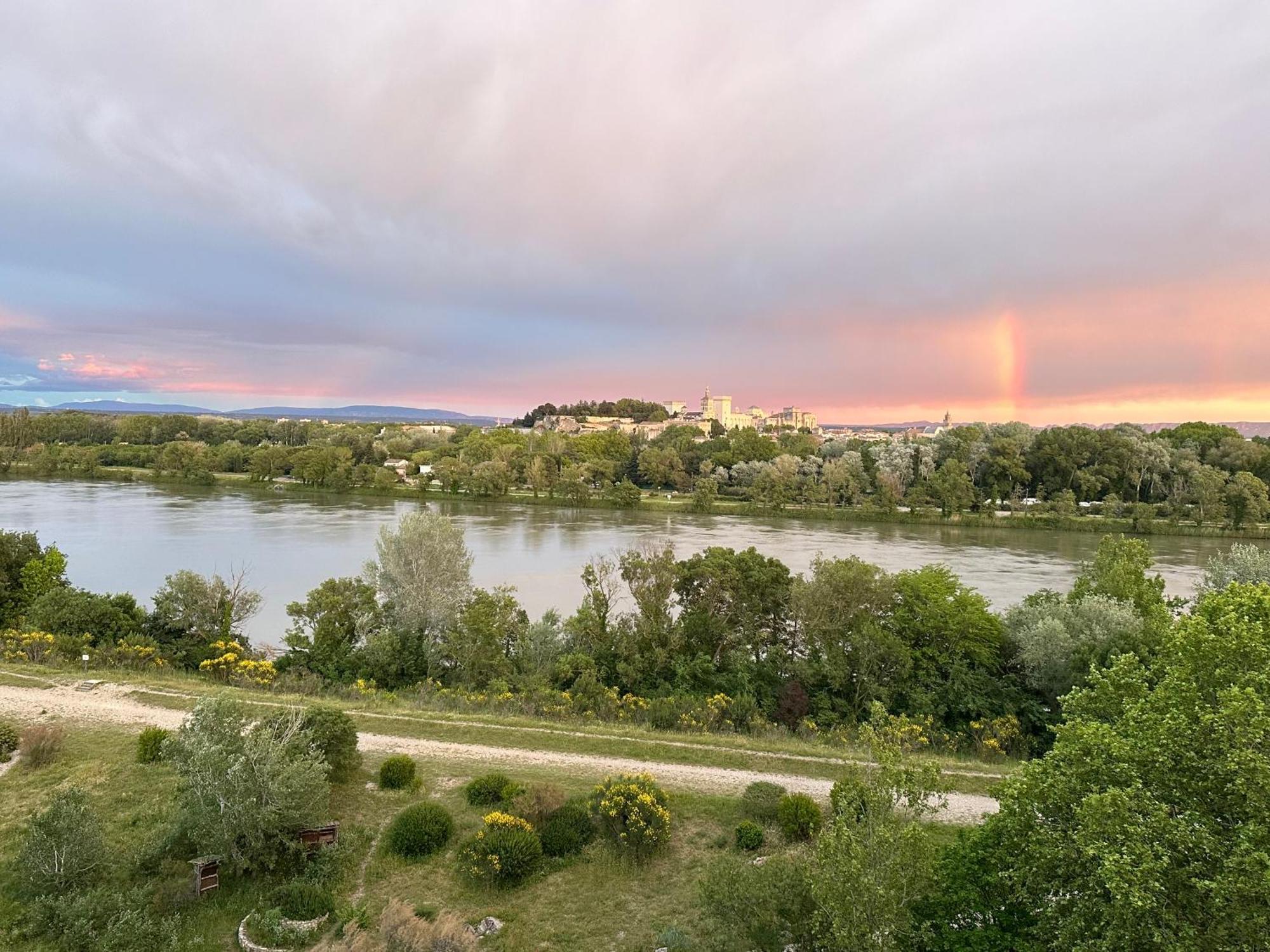 Charmante Petite Maison Avec Vue Panoramique, En Centre Historique, Proche D'Avignon, Ancienne, Renovee, Climatisee, Terrasse, Parking Public Gratuit Villeneuve-lès-Avignon Zewnętrze zdjęcie